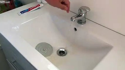 Regardez la couleur (jaune) de l'eau en Nouvelle-Zélande !