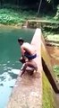 Il voulait juste aider son ami à plonger. Mauvaise idée