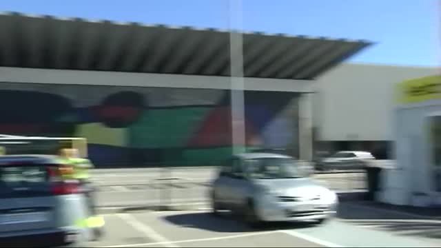 Arden ocho coches y una treintena de motos en un incendio en el parquin de El Prat