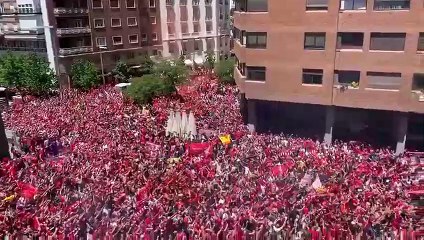 Dev maç öncesinde Madrid'de toplanan binlerce Liverpool taraftar "You’ll Never Walk Alone"u söyledi