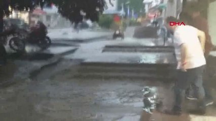 Kırıkkale'de yağmur caddeleri suyla doldurdu