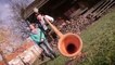 Alphorn spielen: Kathi probiert das Instrument bei Dahoam in Bayern aus