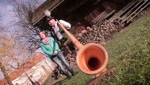 Alphorn spielen: Kathi probiert das Instrument bei Dahoam in Bayern aus