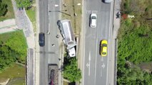 Bursa'da feci kaza...Tır iki köprünün arasına sıkıştı