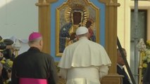 El papa alienta a la minoría católica rumana e insta a superar los rencores