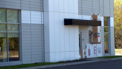 Un véhicule emboutit un bâtiment commercial de la rue Témiscouata à Rivière-du-Loup