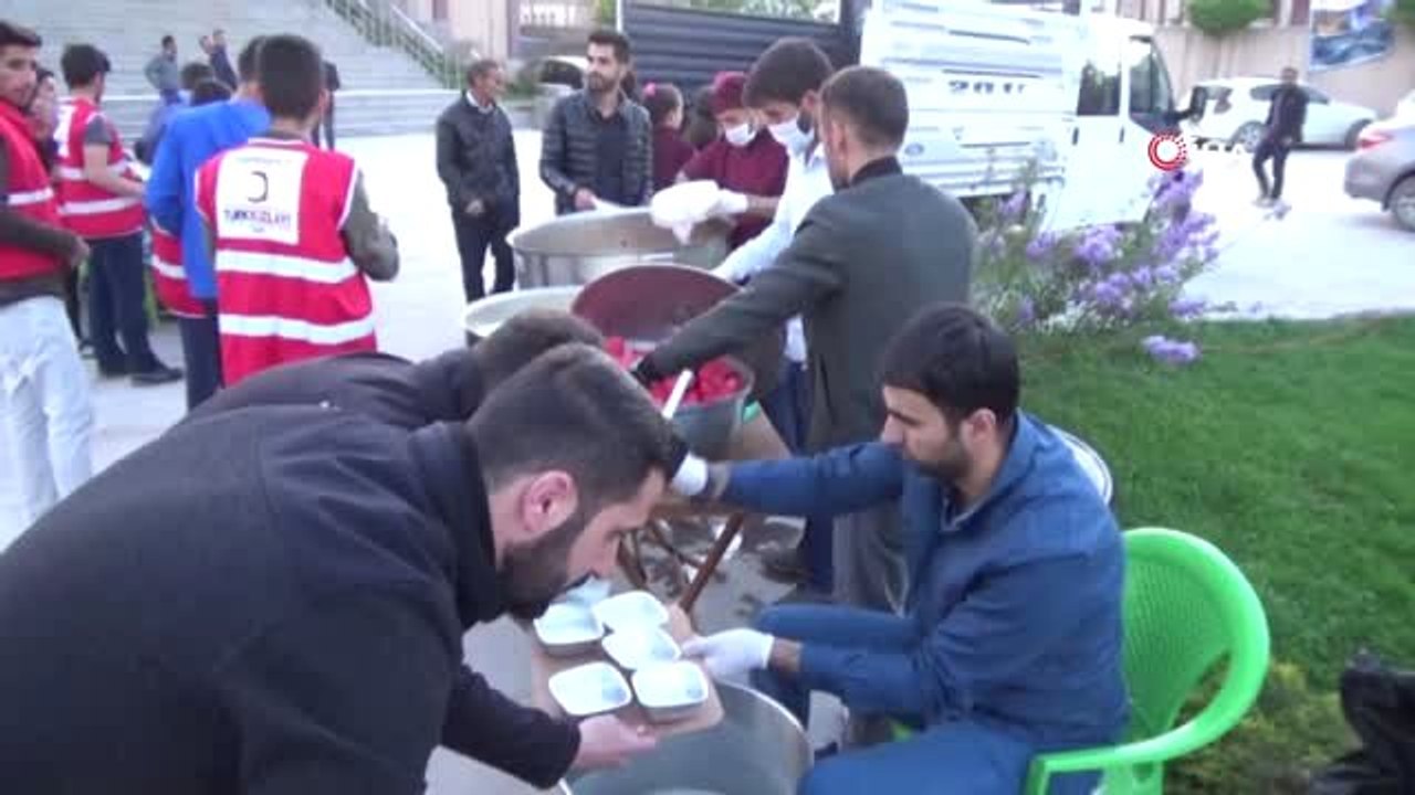 Kızılay Yüksekova Şubesi günlük 500 kişiye iftar yemeği verdi
