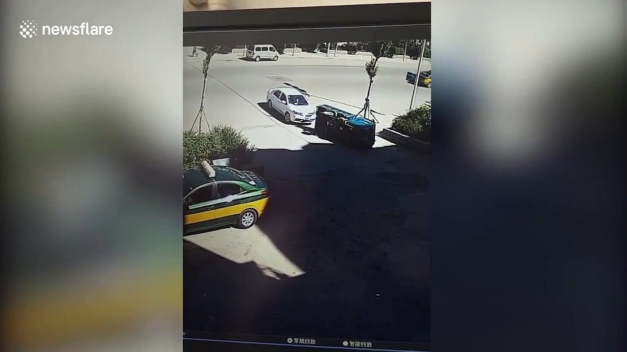 Héros du jour, un inconnu sauve le conducteur d'une voiture en feu en cassant le pare-brise