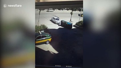 Héros du jour, un inconnu sauve le conducteur d'une voiture en feu en cassant le pare-brise