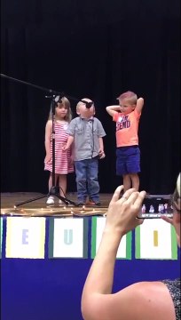 Ce gamin chante la marche impériale Star Wars au concours de chant