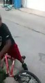 Il descend de son vélo, colle une baffe à un pote et remonte dessus en courant