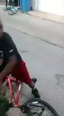 Il descend de son vélo, colle une baffe à un pote et remonte dessus en courant