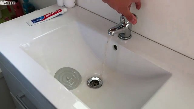 Regardez la couleur (jaune) de l'eau en Nouvelle-Zélande