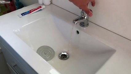 Regardez la couleur (jaune) de l'eau en Nouvelle-Zélande