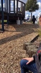 Sa tête frappe le toboggan, le bruit est impressionnant