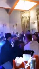 Ils jettent le marié en l'air. puis au sol