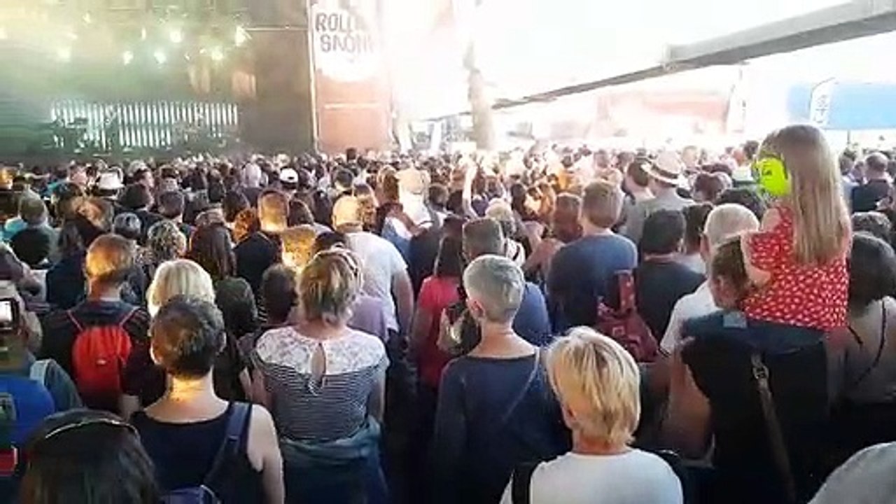 Rolling-Saône à Gray : une petite danseuse sur les épaules de son papa apprécie Charlie Winston.