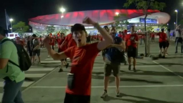 Болельщики Ливерпуля празднуют победу