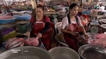 Des touristes très étonnés face à des spécialités culinaires très osées au Laos, qui ne donnent pas vraiment envie... Regardez