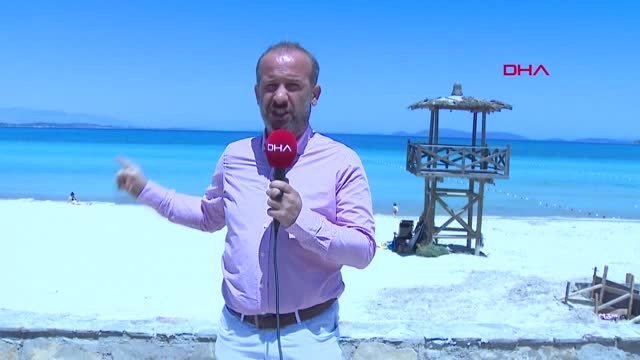 İZMİR Çeşme Ilıca Plajı'nda şemsiye ve şezlonglar kaldırıldı