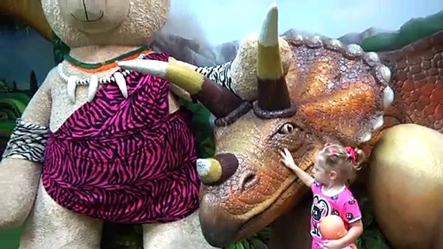 Poupée bébé de jouer dans l'aire de jeux intérieure pour les enfants