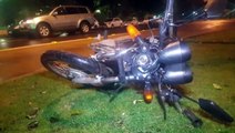 Motociclista fica ferido ao bater moto na traseira de carro no Centro