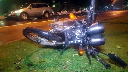 Download Video: Motociclista fica ferido ao bater moto na traseira de carro no Centro