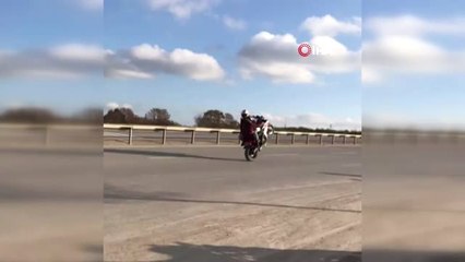 Motosiklet üzerinde kız arkadaşını kucağına alıp tek teker giden maganda kamerada