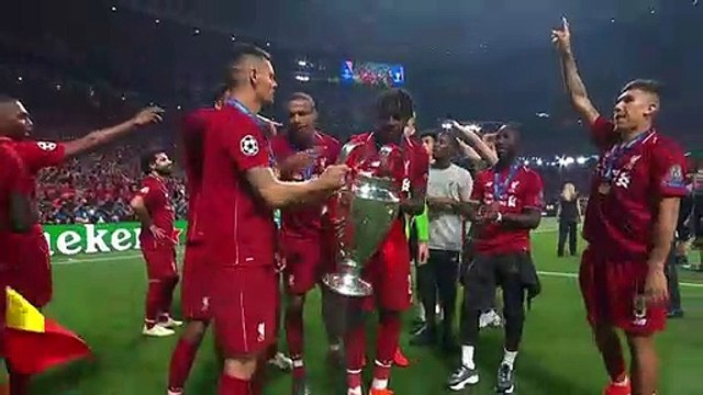 Goosebumps! Spine tingling rendition of You'll Never Walk Alone by Liverpool fans and players