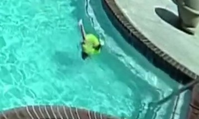 Boğulmak üzere olan 3 yaşındaki kardeşini kurtardı