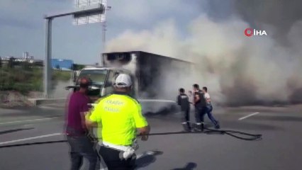 Yanan kamyonete kanal temizleme aracı müdahale etti