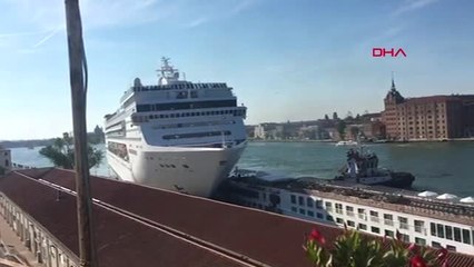 DHA DIŞ - Kontrolden çıkan cruise gemisi, bir gemiye ve limana böyle çarptı