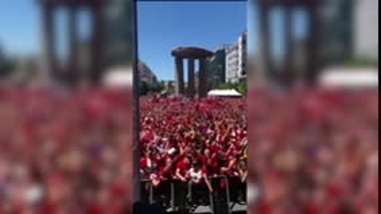 لقطة: كرة قدم: مشجّعو ليفربول يغنّون "لن تمشي لوحدك أبدًا" قبل نهائي دوري الأبطال