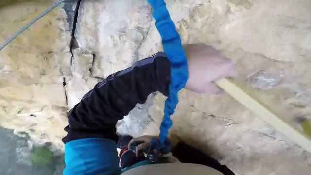 Cet alpiniste n'a peur de rien.. vous allez halluciner !