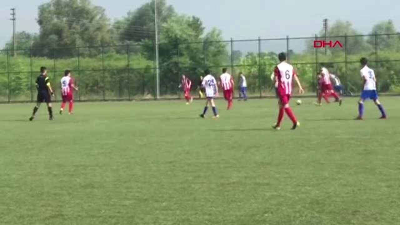 SPOR Rakibi sahaya 1 kişi eksik çıkınca futbolcusunu kenara aldı