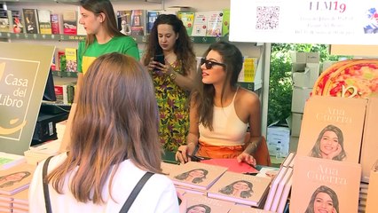Ana Guerra firma 'Con una Sonrisa' en la Feria del Libro de Madrid