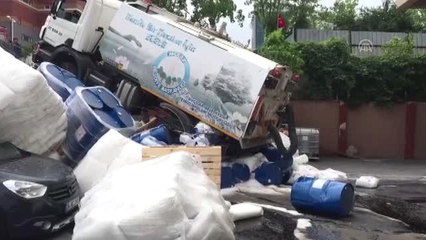 Avcılar'da temizlik kamyonu fabrika bahçesine devrildi - İSTANBUL