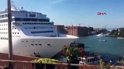 Kontrolden çıkan cruise gemisi, bir gemiye ve limana böyle çarptı