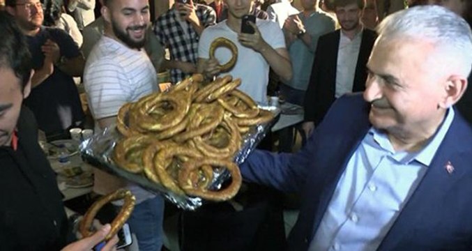 Binali Yıldırım, Bakan Varank'ın sahur davetine bir tepsi simitle katıldı