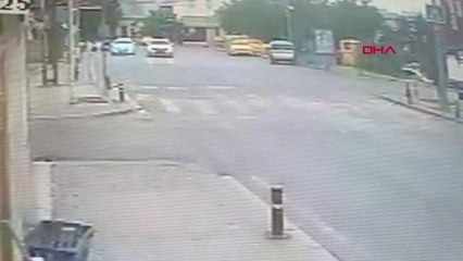 BEŞİKTAŞ'TA MOTOSİKLETLE OTOMOBİLİN ÇARPIŞMA ANI KAMERADA