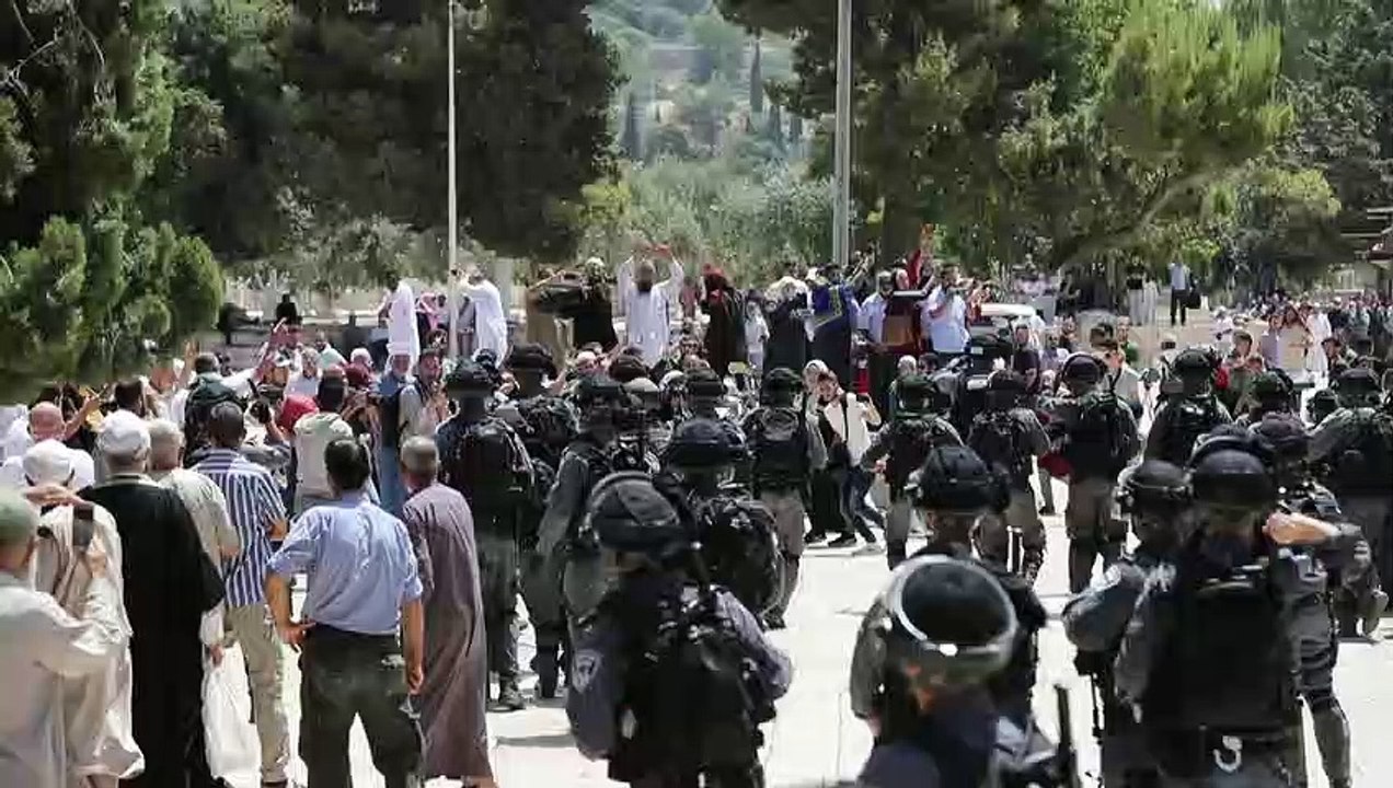 اشتباكات في باحة المسجد الأقصى في القدس