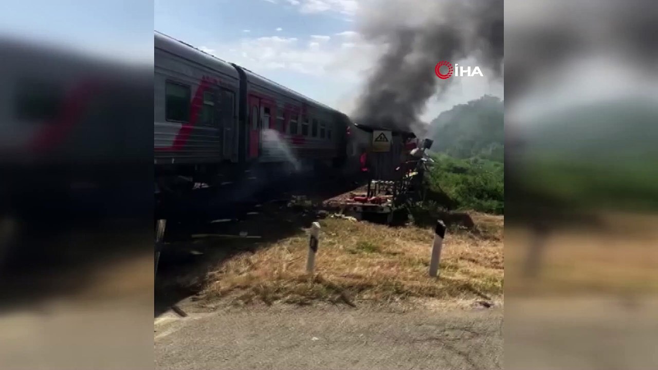 - Rusya'da Kamyon Trene Çarptı- Rus Polisi Kaza Sonrası Görüntüleri Paylaştı