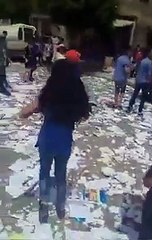 هكذا علّق رواد موقع التواصل على ظاهرة تمزيق الكتب المدرسية بمناطق ميليشيا أسد (فيديو)