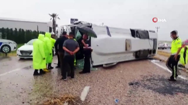 Gönen’de minibüs kayganlaşan yolda yan yatttı: 1'i ağır 10 yaralı