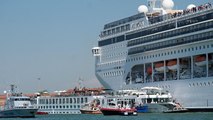 لا تعليق: لحظة اصطدام الباخرة السياحية بالقارب في البندقية في إيطاليا