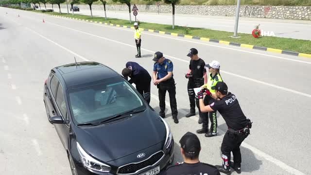 Safranbolu'da sürücülere uyarılarda bulunarak, lokum ikram ettiler