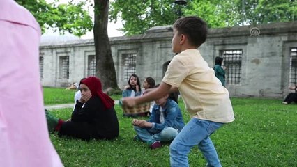 Süleymaniye Camisi'nin avlusu çocuk gülüşleriyle şenlendi