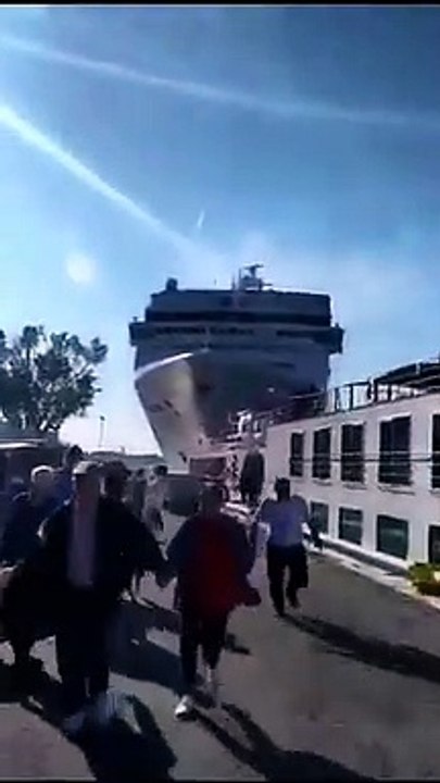 Venise : Les images du paquebot de croisière qui a semé la panique dans la ville ce midi en venant s'écraser sur le quai