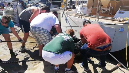 Les bénévoles ont sorti deux scooters du port de Port Camargue