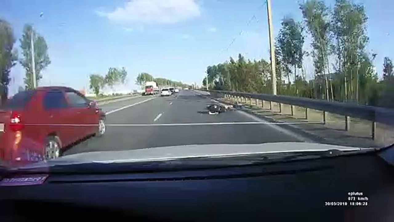 Un cycliste tombe sous les roues d'une voiture et s'en sort par miracle